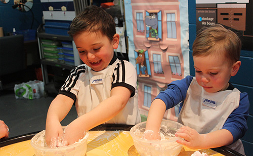 Enfants effectuant une experience