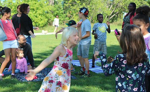 Enfants dans un parc faisant un picnic