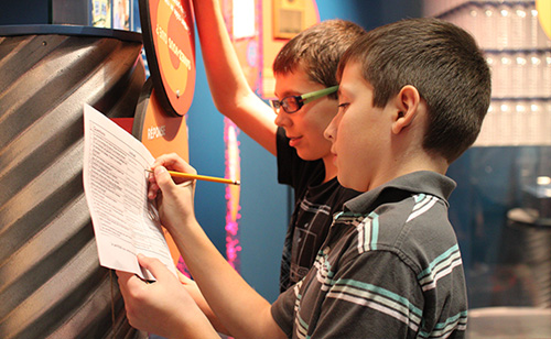 Enfants effectuant une experience