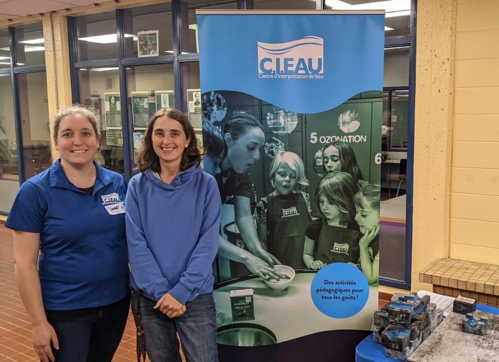 Photo avec Natalie Michaud et Catherine Henderson au kiosque du C.I.EAU à l'école secondaire Saint-Maxime