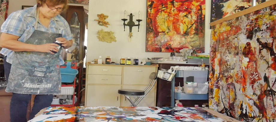 Lucette Tremblay, artiste en art visuel, en processus de création dans son atelier