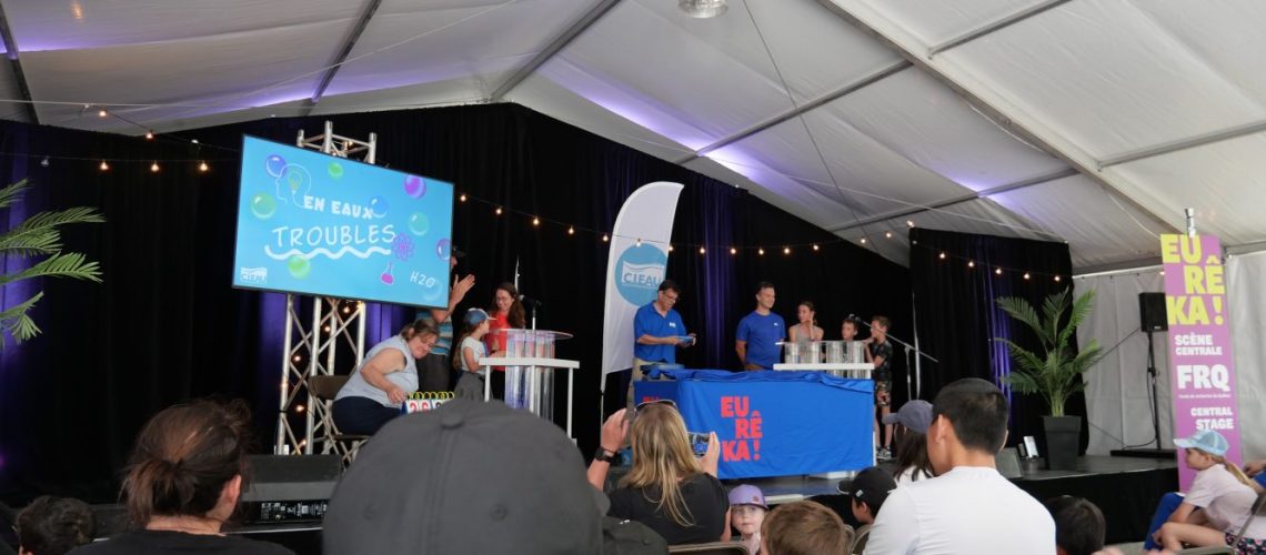 Spectacle En Eaux Troubles animé par Benoit Chevrier sur la scène centrale de Eurêka - 26 mai 2024