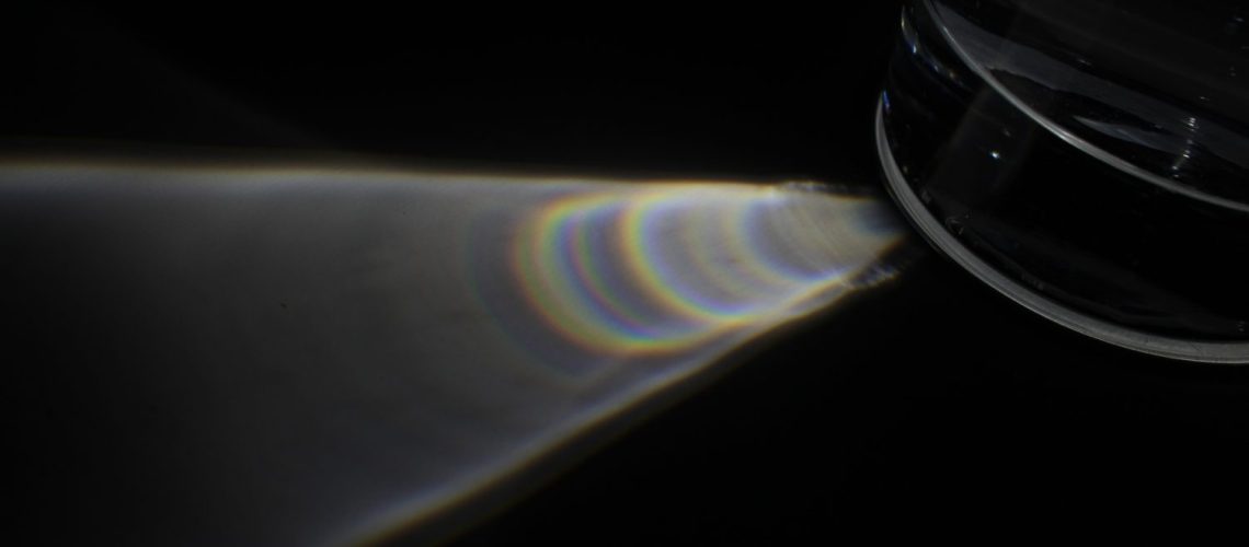 Expérience scientifique: création d'arcs-en-ciel